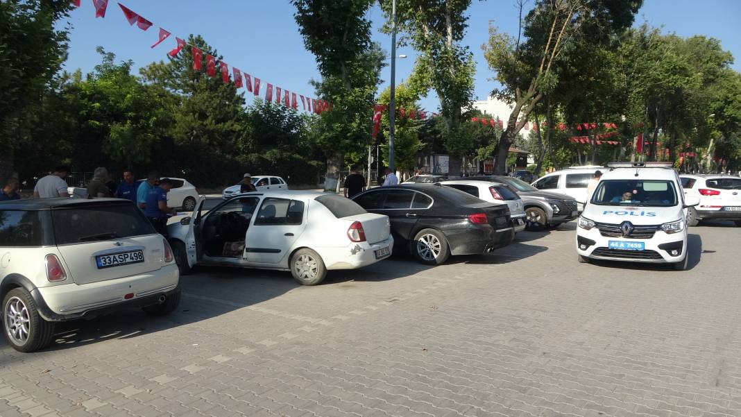 Etraftakiler fark etti... Park halindeki araçta ölü bulundu 4