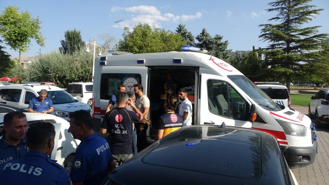 Etraftakiler fark etti... Park halindeki araçta ölü bulundu 6