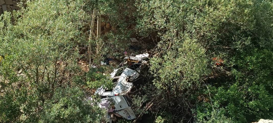 İşçileri taşıyan minibüs uçuruma yuvarlandı! 3 ölü ve çok sayıda yaralı var 4