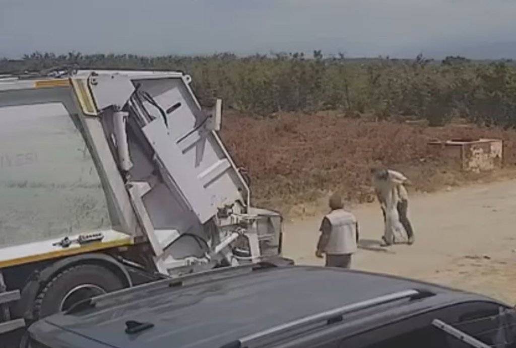 Ezerek öldürdükleri köpekleri çöp kamyonuna atıp götürdüler 1