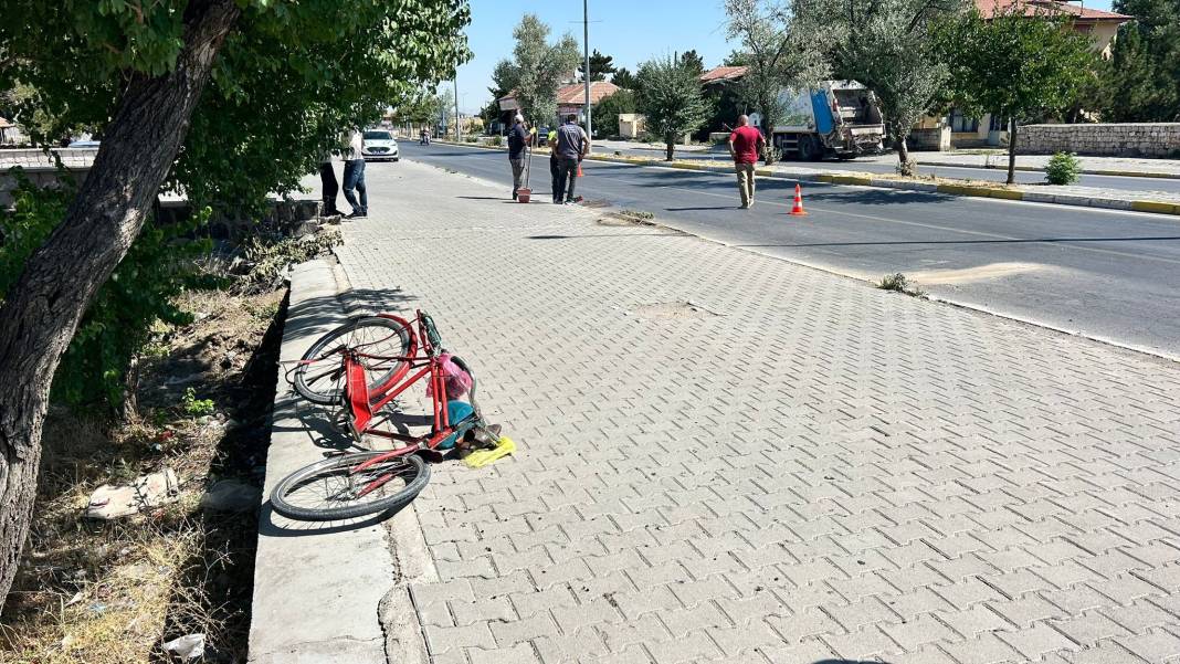 Otomobilin çarptığı bisiklet sürücüsü kurtarılamadı 1