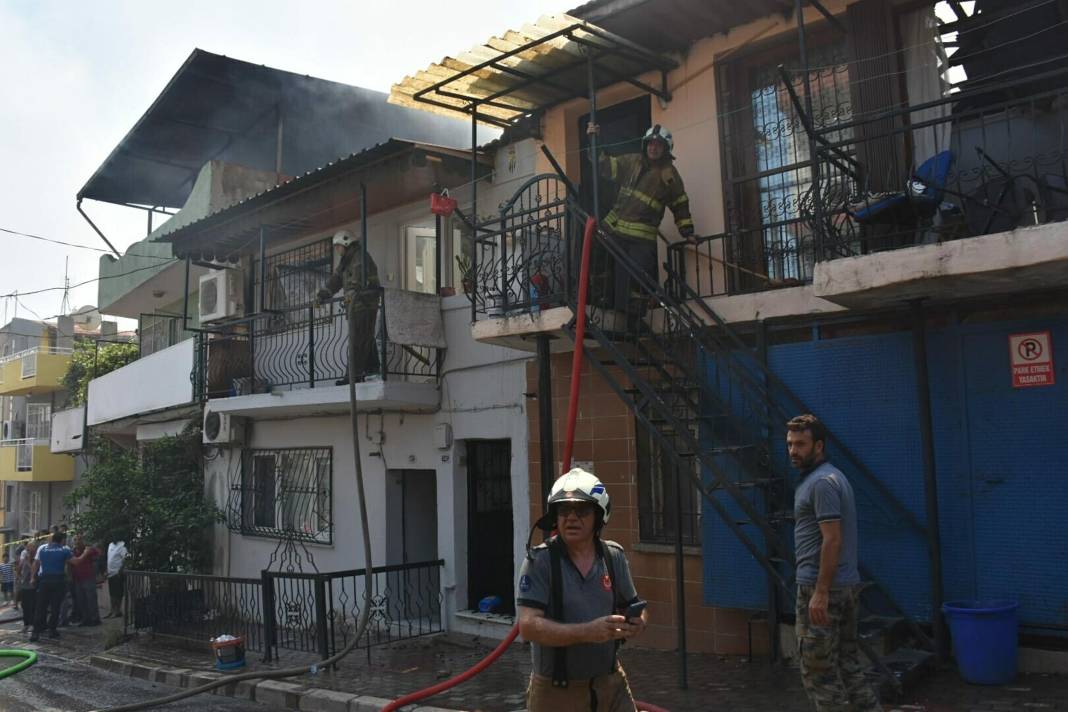 Hurda deposunda yangın; 4 eve de sıçradı 1