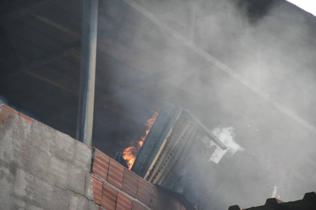 Hurda deposunda yangın; 4 eve de sıçradı 10