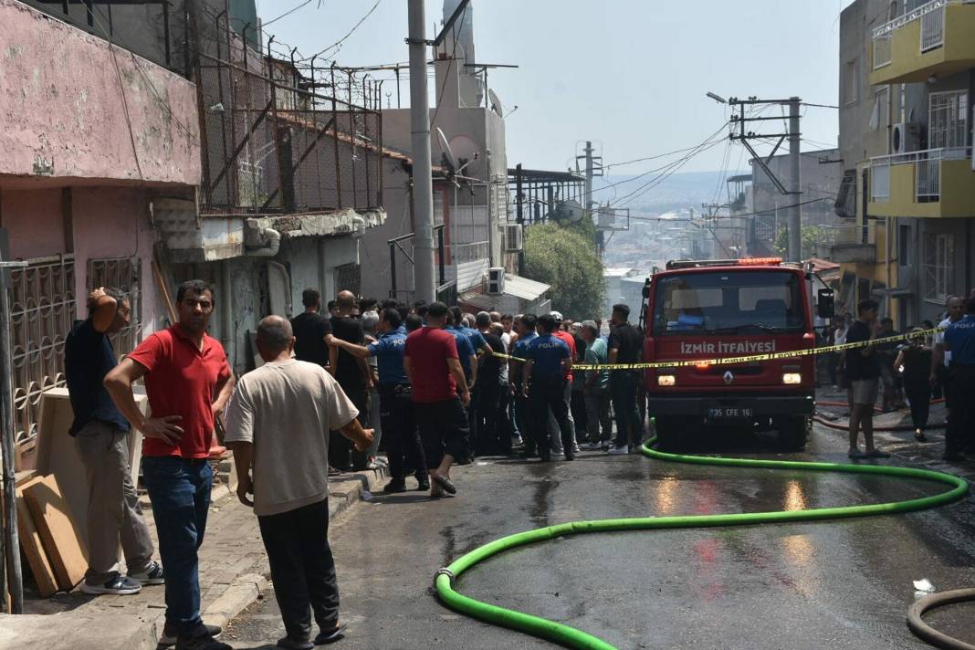 Hurda deposunda yangın; 4 eve de sıçradı 2