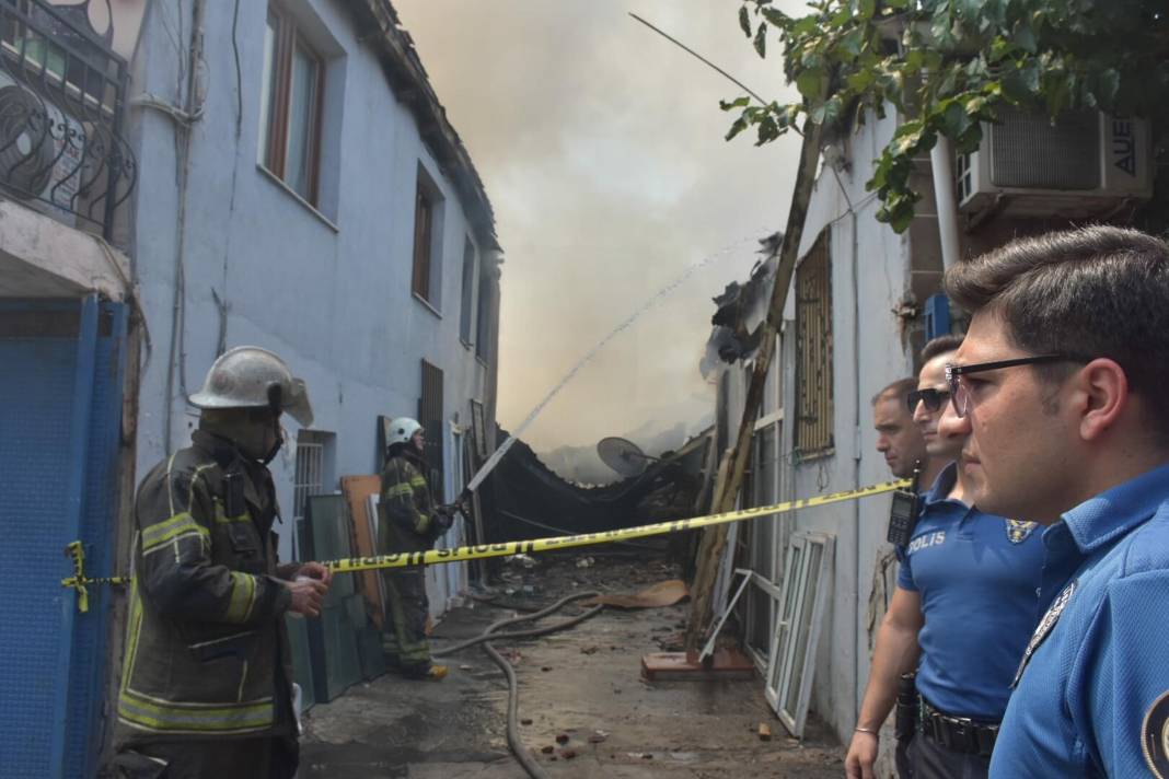 Hurda deposunda yangın; 4 eve de sıçradı 3