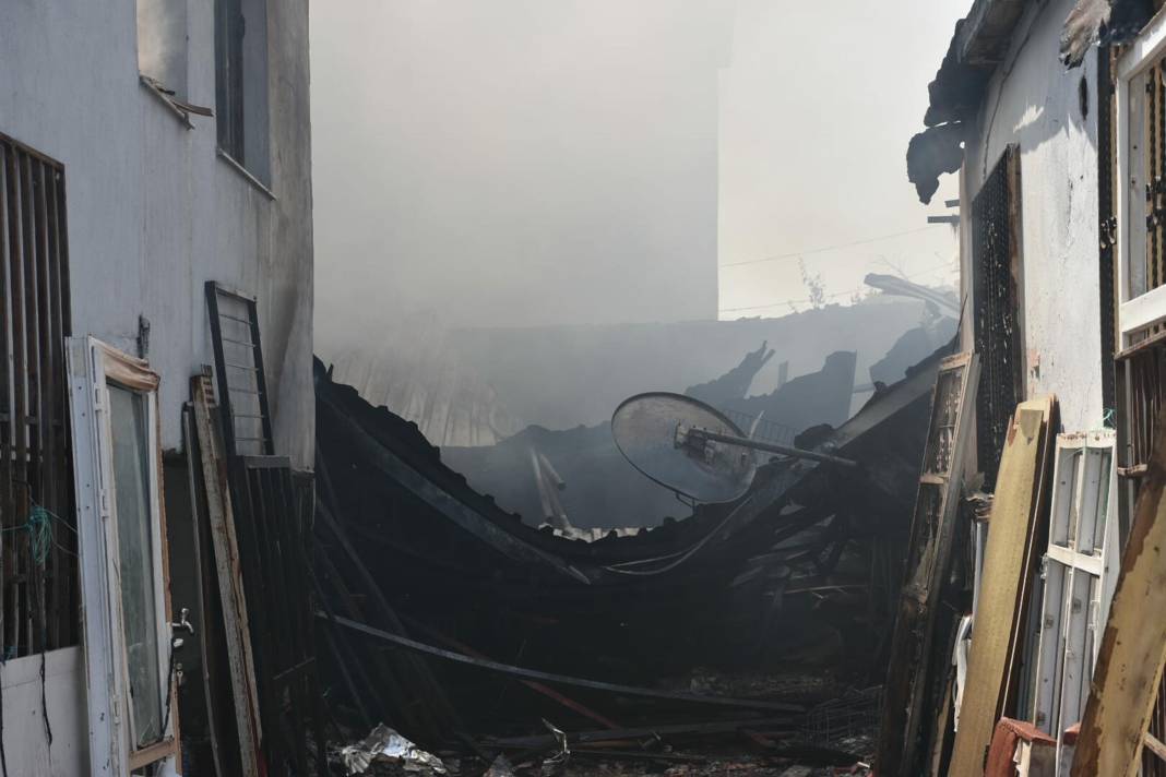 Hurda deposunda yangın; 4 eve de sıçradı 4