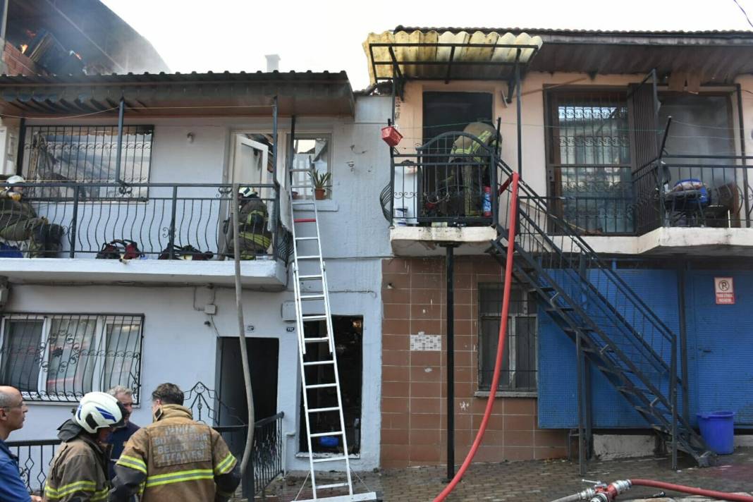 Hurda deposunda yangın; 4 eve de sıçradı 6