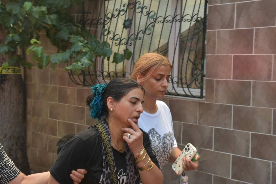 Hurda deposunda yangın; 4 eve de sıçradı 8