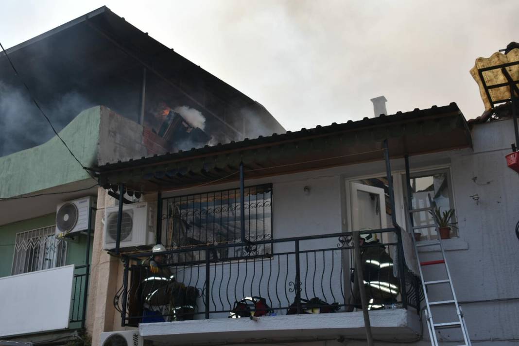 Hurda deposunda yangın; 4 eve de sıçradı 9