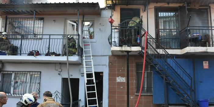 Hurda deposunda yangın; 4 eve de sıçradı