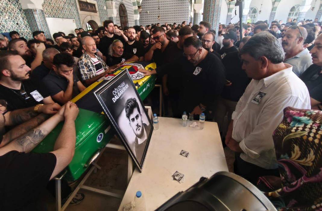 Sosyal medya yayıncısı 'Jrokez', son yolculuğuna uğurlandı 3