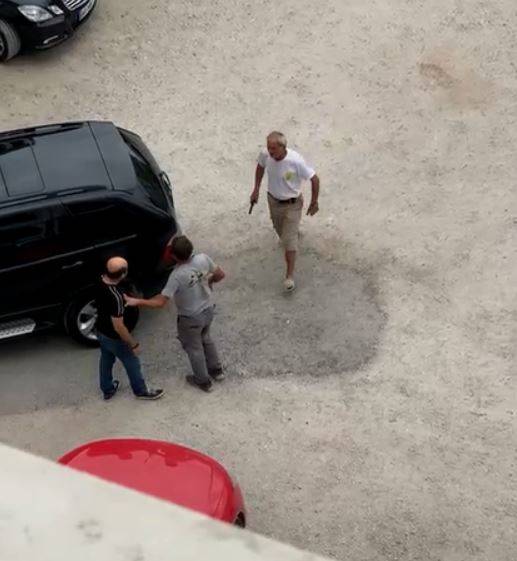 Otopark ücreti tartışmasında müşterisini vurdu; kavga anları kamerada 4