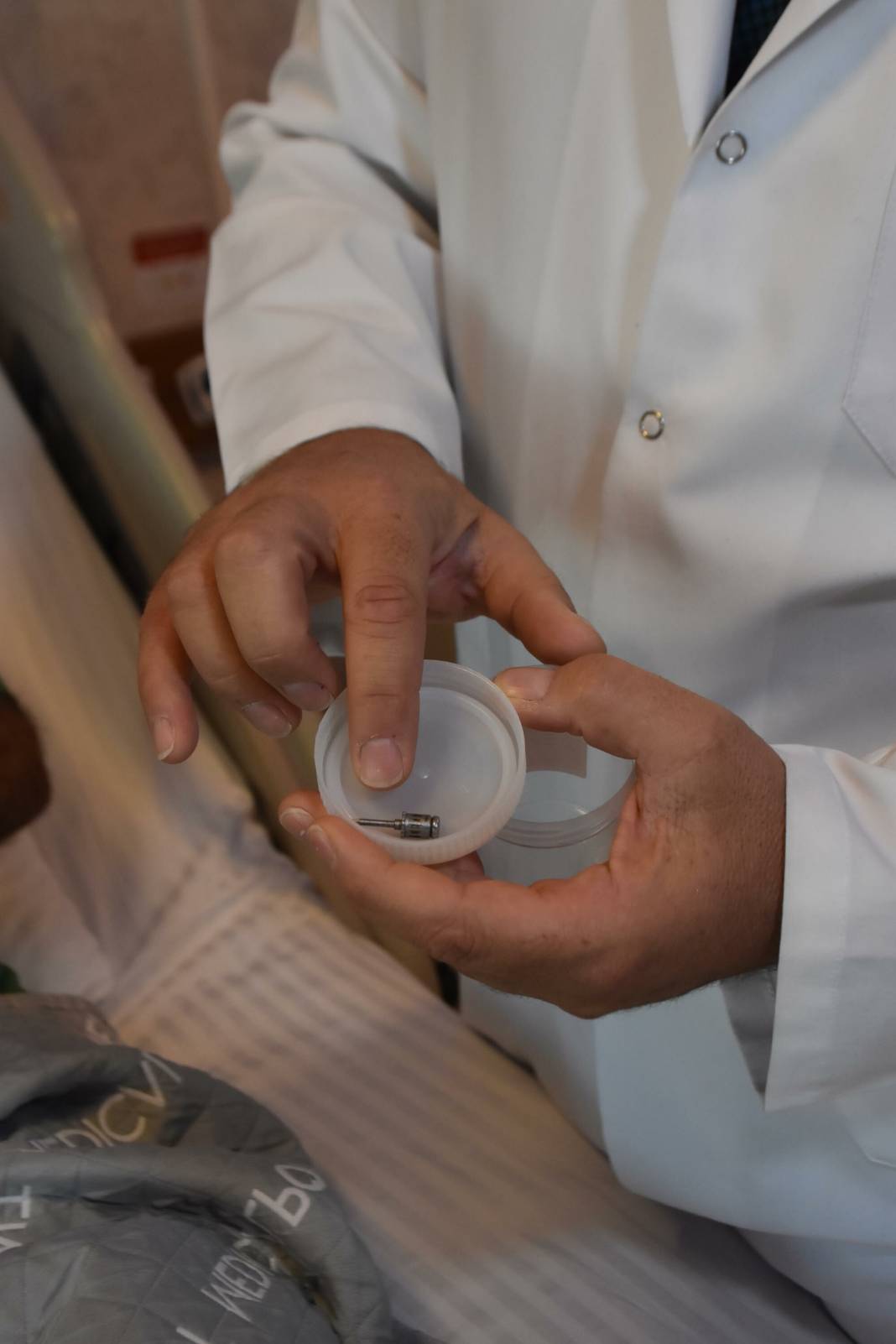 Öksürük ve balgam şikayetiyle hastanede akciğerinden diş implantı çıktı 1