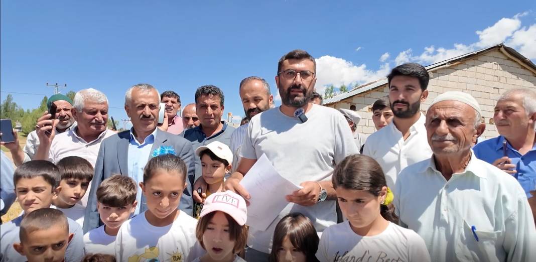 Telefonla konuşmak için minareye çıkıyorlar 1