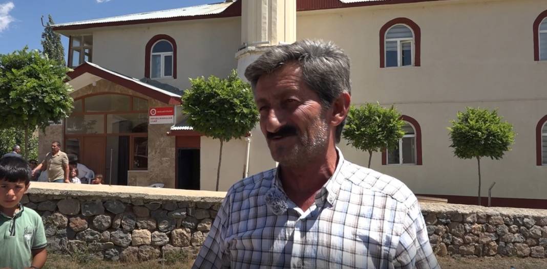 Telefonla konuşmak için minareye çıkıyorlar 3