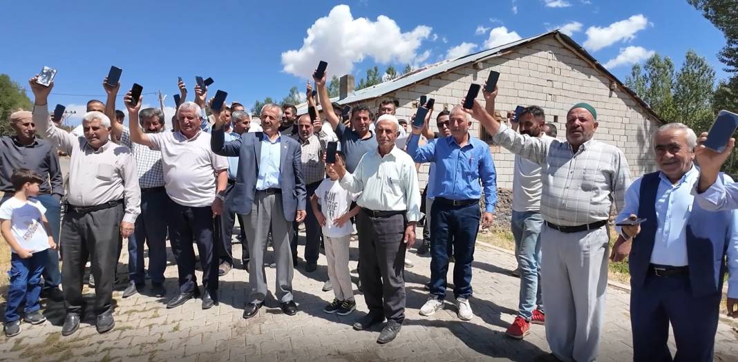 Telefonla konuşmak için minareye çıkıyorlar 4