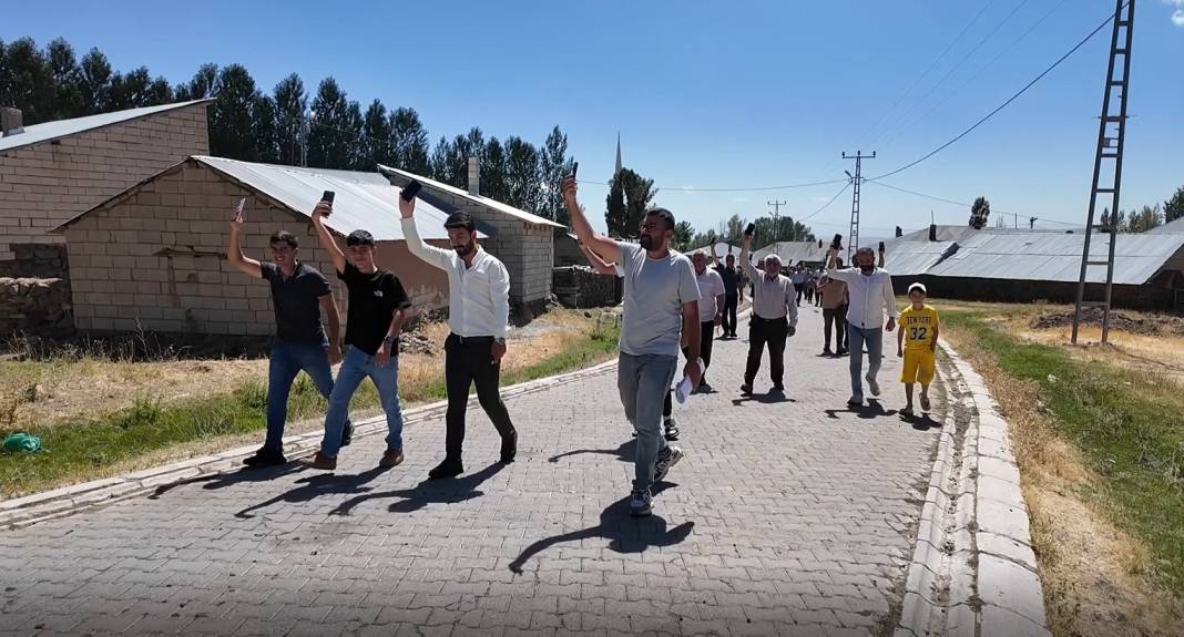 Telefonla konuşmak için minareye çıkıyorlar 5