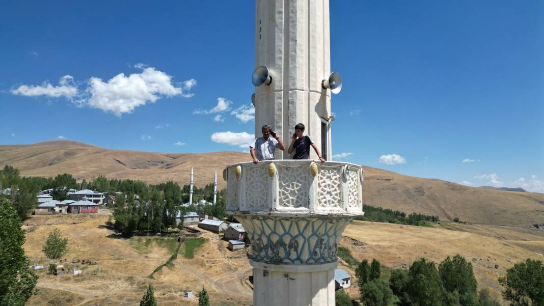 Telefonla konuşmak için minareye çıkıyorlar 6