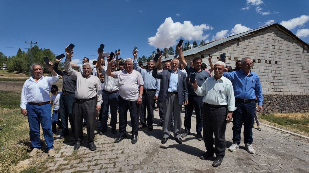 Telefonla konuşmak için minareye çıkıyorlar 8