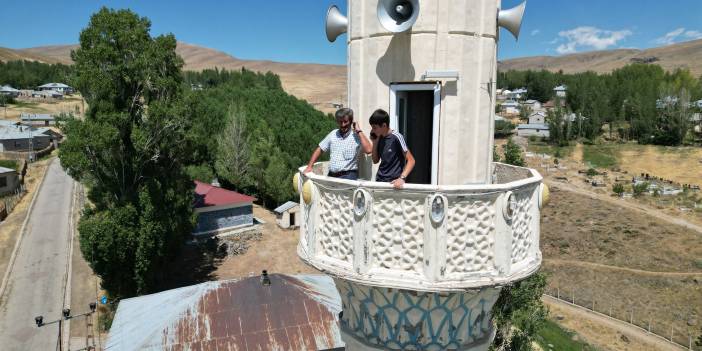 Telefonla konuşmak için minareye çıkıyorlar