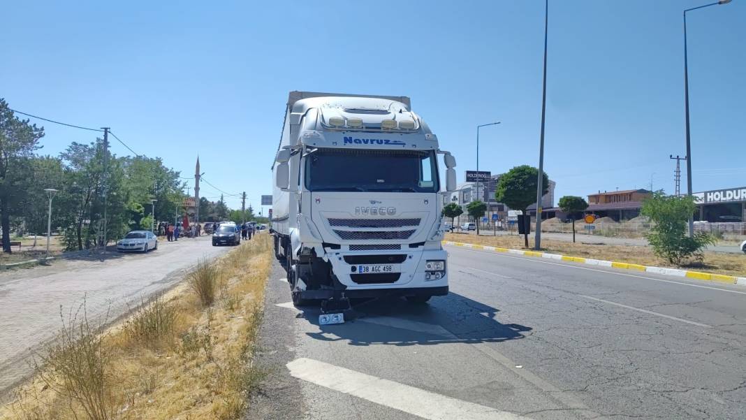 Tırın çarptığı elektrikli motosikletin sürücüsü hayatını kaybetti 3