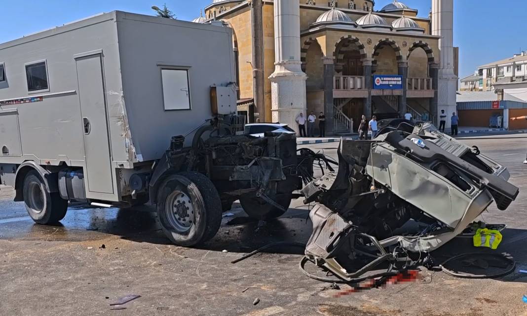 Turistlerin karavanı ile tır çarpıştı: 1'i ağır 3 yaralı 1