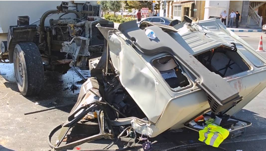 Turistlerin karavanı ile tır çarpıştı: 1'i ağır 3 yaralı 7