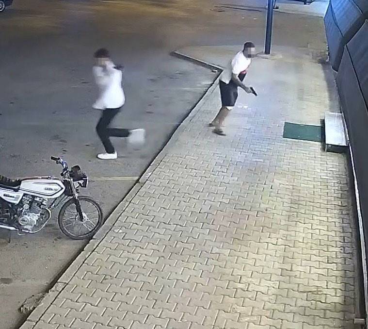 Kurşunlama anları kamerada: 2 milyon TL haraç istemişler 4