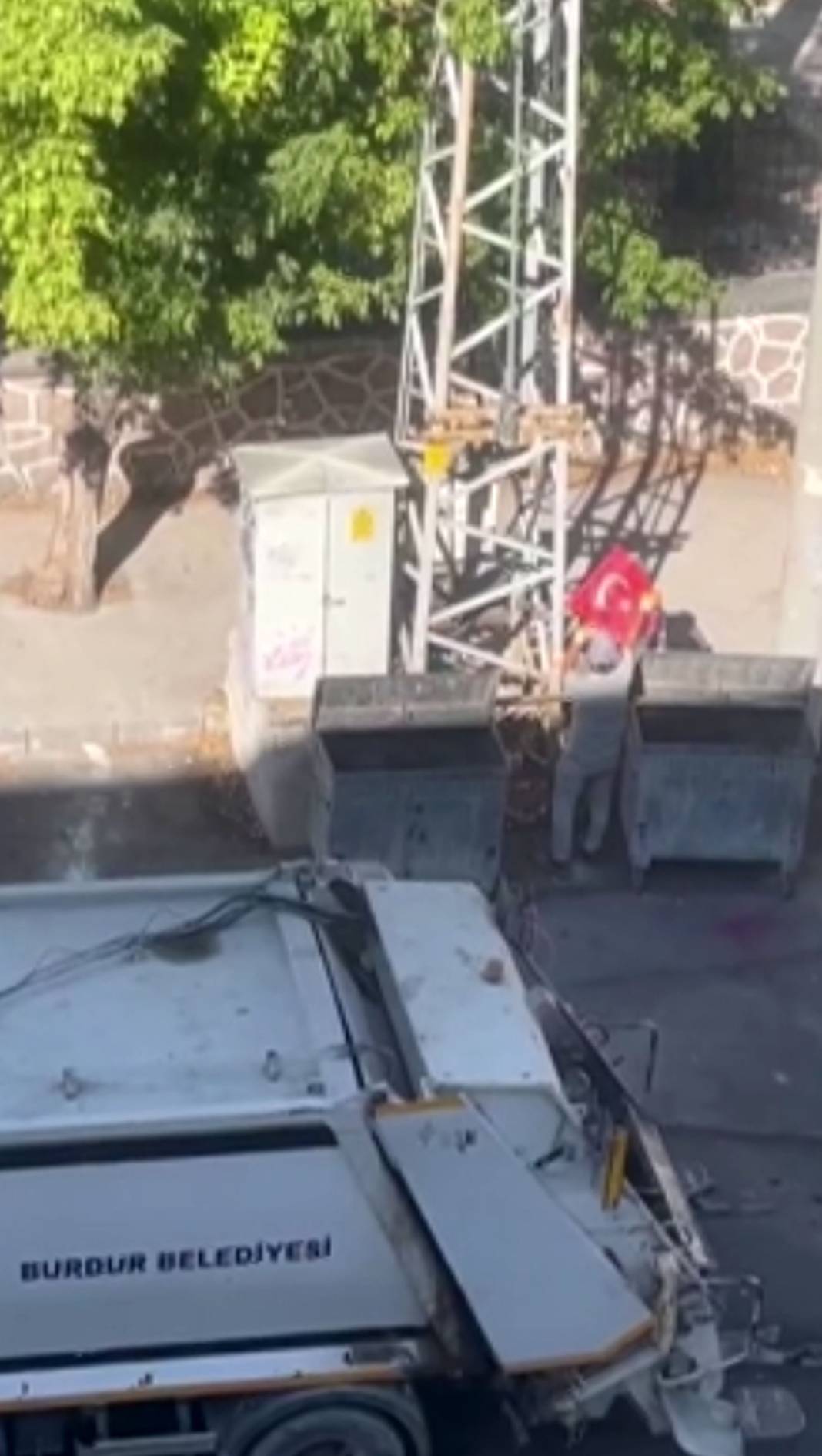 Temizlik işçisinin bayrak hassasiyeti 4