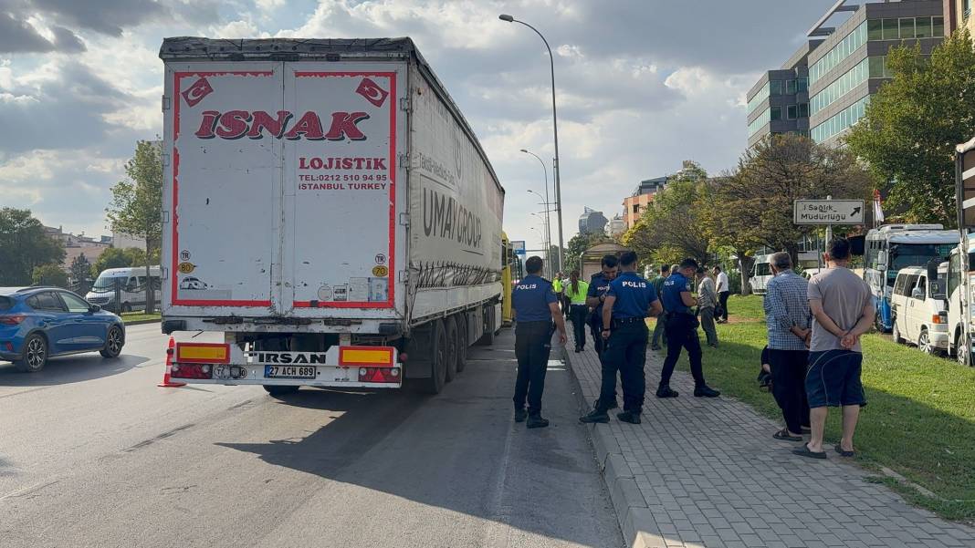 Durakta yolcu alan otobüse tır çarptı: 2’si ağır 3 yaralı 1