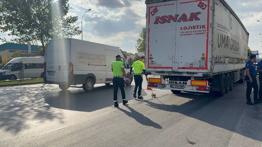 Durakta yolcu alan otobüse tır çarptı: 2’si ağır 3 yaralı 2