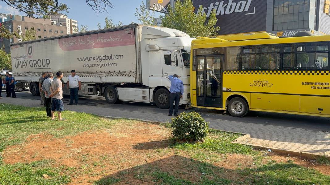 Durakta yolcu alan otobüse tır çarptı: 2’si ağır 3 yaralı 4