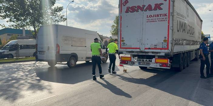 Durakta yolcu alan otobüse tır çarptı: 2’si ağır 3 yaralı
