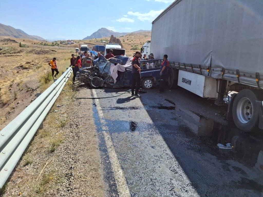 Acı kaza bir aileyi yok etti! Hakkari'de 5 ölü 3