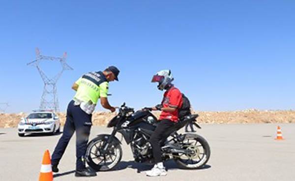 Konya'da jandarmanın dron ile yaptığı denetimlerde 15 sürücüye ceza kesildi 1