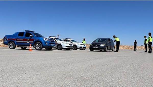 Konya'da jandarmanın dron ile yaptığı denetimlerde 15 sürücüye ceza kesildi 2