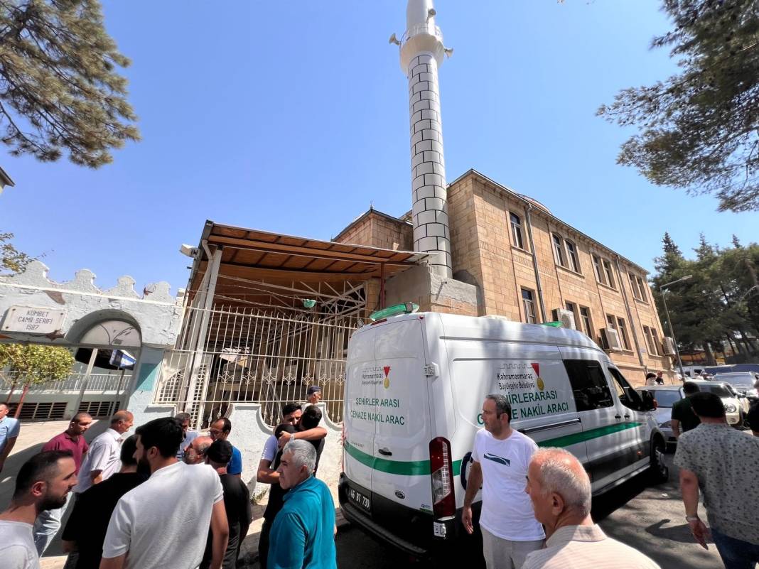 Bıçaklı saldırıda hayatını kaybeden genç adam son yolculuğuna uğurlandı 1