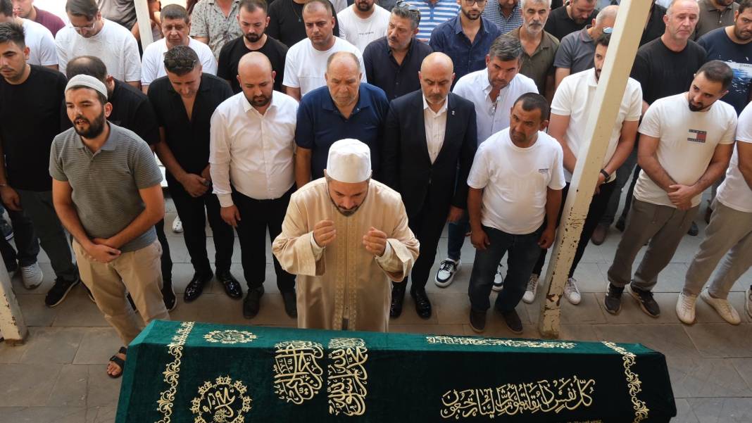 Bıçaklı saldırıda hayatını kaybeden genç adam son yolculuğuna uğurlandı 2