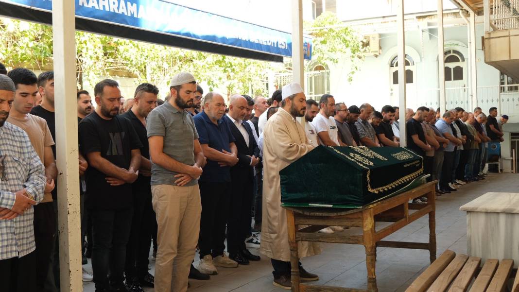 Bıçaklı saldırıda hayatını kaybeden genç adam son yolculuğuna uğurlandı 3