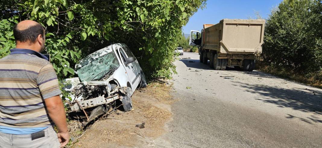 Otomobil ile kamyon çarpıştı: 1 ölü 1