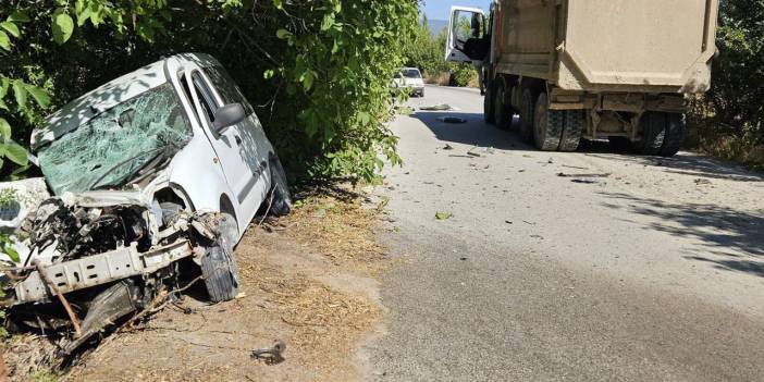 Otomobil ile kamyon çarpıştı: 1 ölü