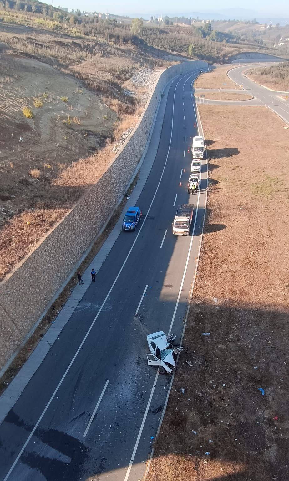 Hafif ticari araç ile çarpışan otomobil hurdaya döndü: 1 ölü, 3 yaralı 2