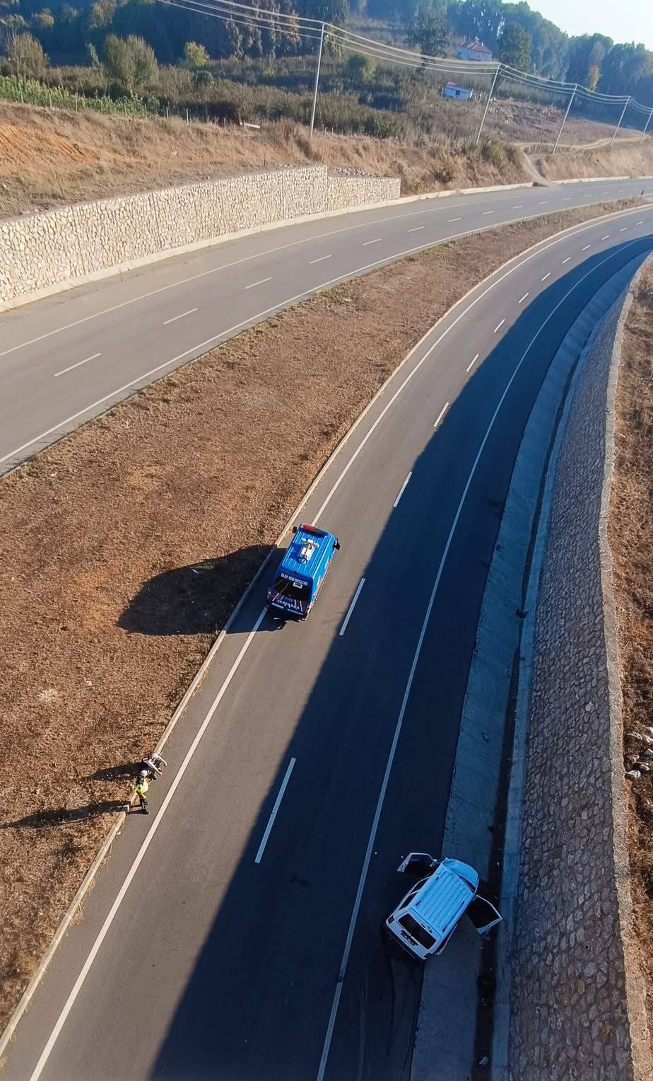 Hafif ticari araç ile çarpışan otomobil hurdaya döndü: 1 ölü, 3 yaralı 3