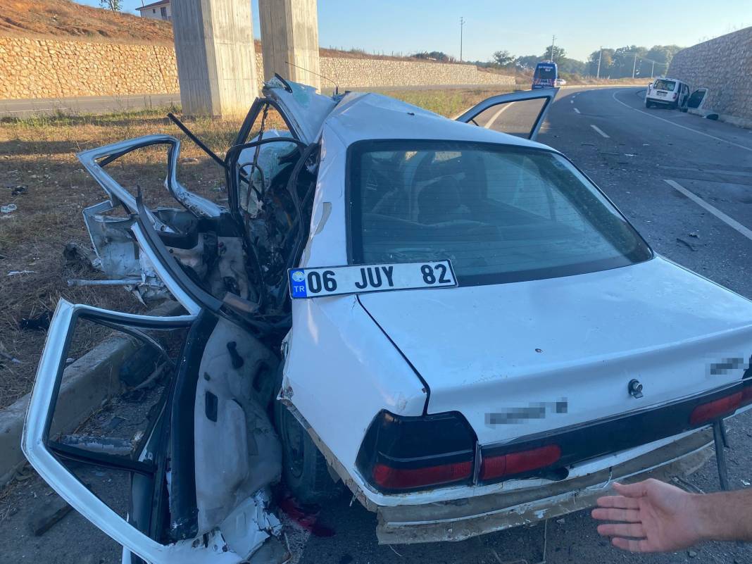 Hafif ticari araç ile çarpışan otomobil hurdaya döndü: 1 ölü, 3 yaralı 4