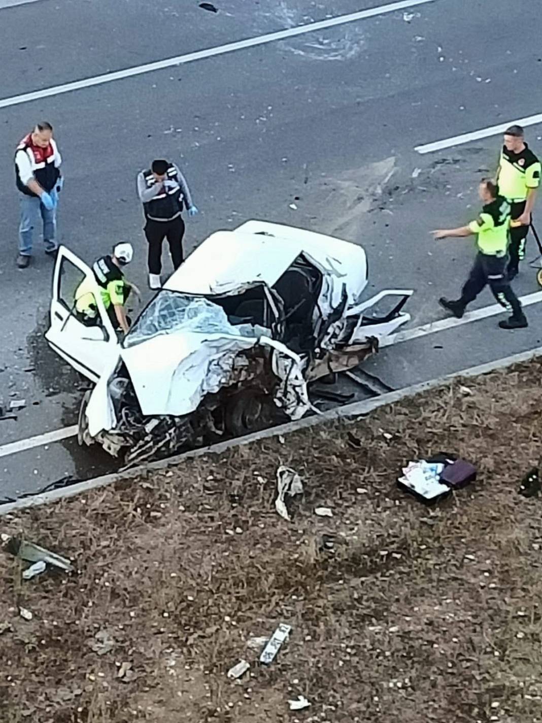 Hafif ticari araç ile çarpışan otomobil hurdaya döndü: 1 ölü, 3 yaralı 5