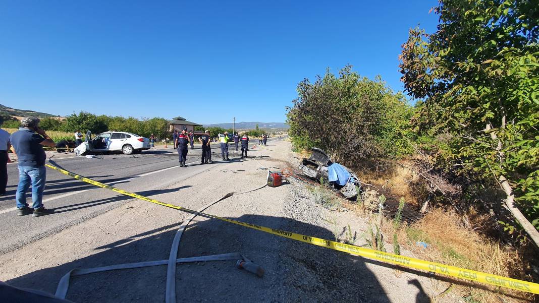 İki otomobil çarpıştı... 3 kişi hayatını kaybetti, 2 kişi yaralandı 1