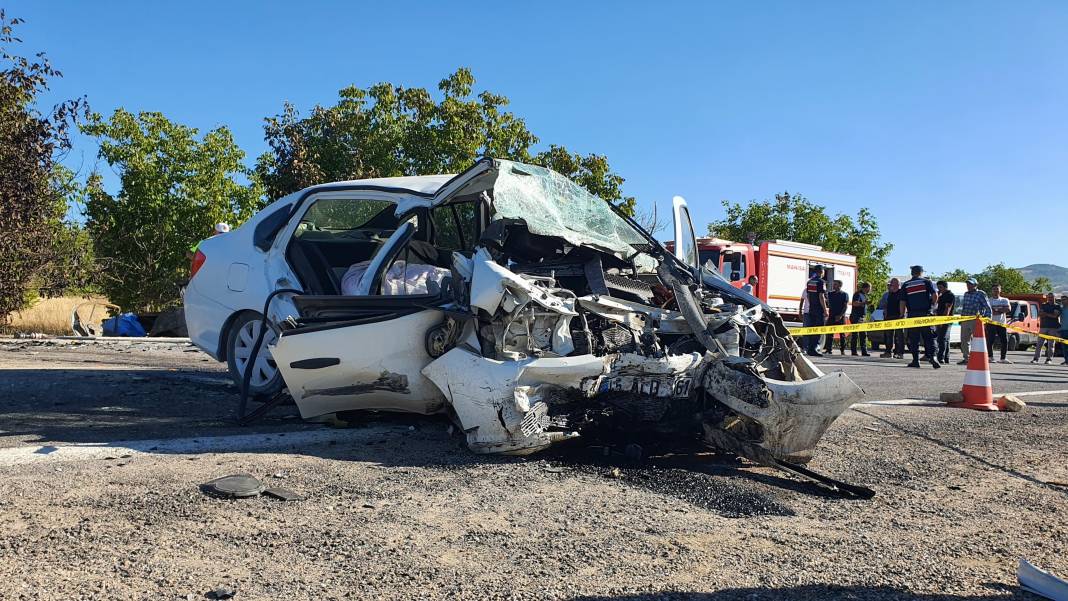 İki otomobil çarpıştı... 3 kişi hayatını kaybetti, 2 kişi yaralandı 2