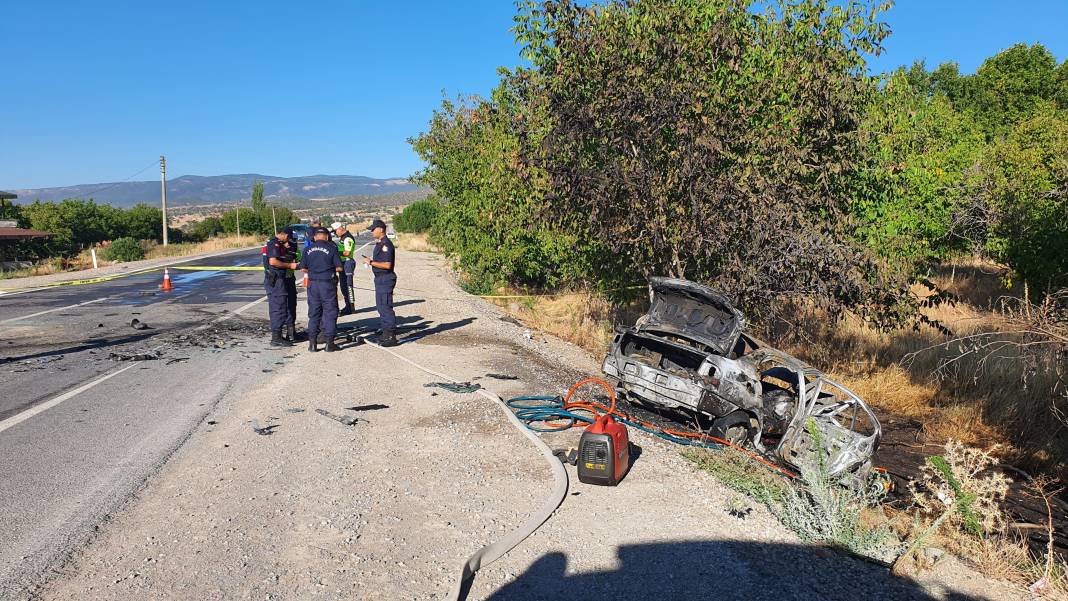 İki otomobil çarpıştı... 3 kişi hayatını kaybetti, 2 kişi yaralandı 4