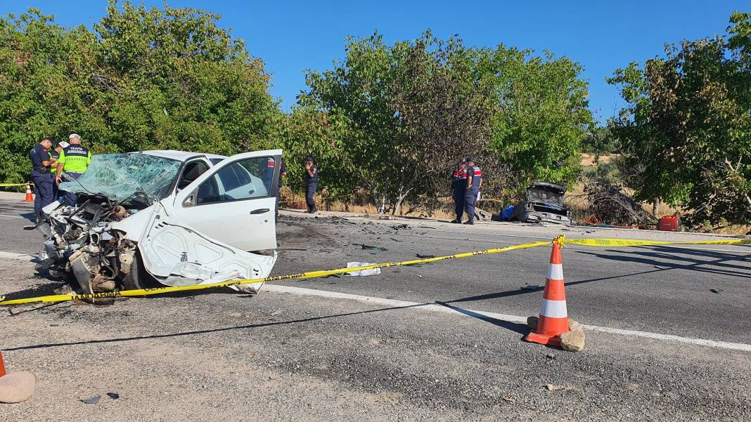İki otomobil çarpıştı... 3 kişi hayatını kaybetti, 2 kişi yaralandı 6