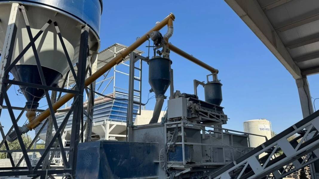 Fabrika işçisi beton mikserine düşerek can verdi 1